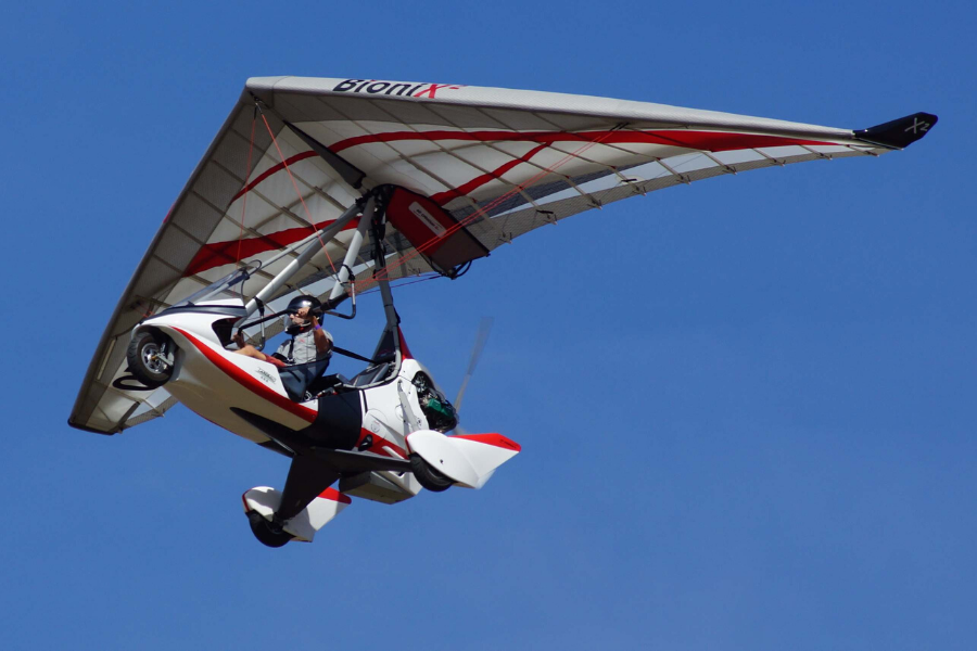 "The Tanarg: Most Deluxe Trike Ever ?" titrait Dan Johnson à son introduction aux USA en 2005. Le biplace est proposé depuis 2019 en version Neo, ici pilotée à Blois par Gilles Bru, fondateur d'Air Création.