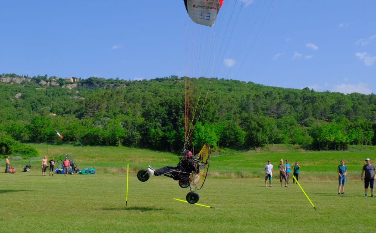 Bowling Landing in PL1 (trike paramotor)